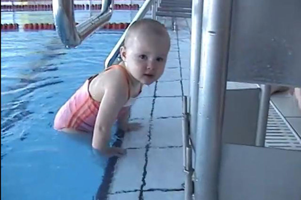 (VIDEO) Ovako treniraju budući šampioni: Preslatka jednoipogodišnjakinja osvaja bazen!