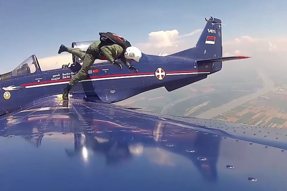 (VIDEO) PILOT ISKOČIO IZ AVIONA LASTA: Objavljen snimak napuštanja letelice!
