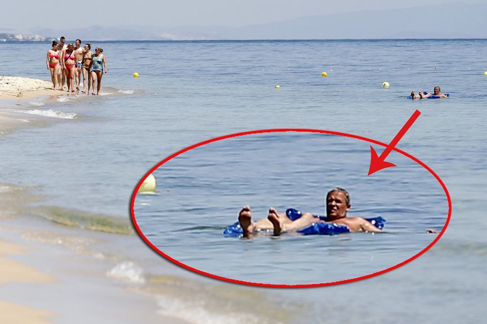 (FOTO) KUPAJU SE U KRVI UBIJENIH: Turisti se brčkaju i sunčaju na plaži smrti!