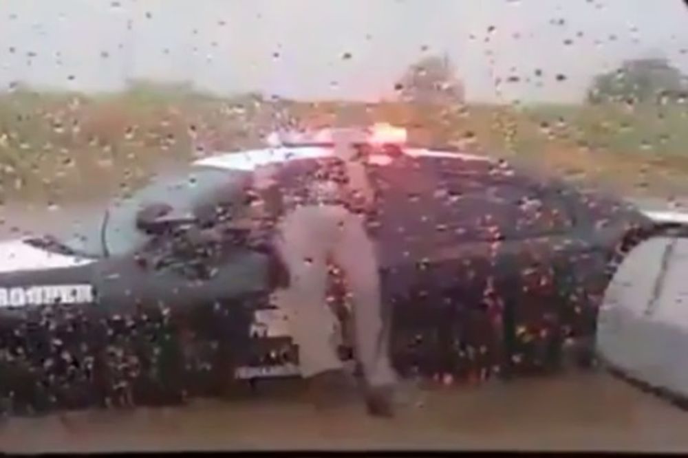(VIDEO) OVAKO IZGLEDA NEUSTRAŠIV POLICAJAC U AKCIJI: Svi su mu se smejali, a i vi ćete