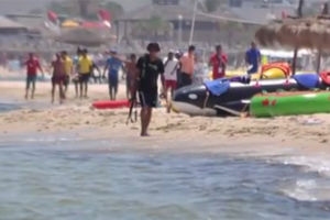 SEKUNDE PRE MASAKRA: Pojavila se fotografija teroriste sa kalašnjikovim u ruci kako šeta plažom