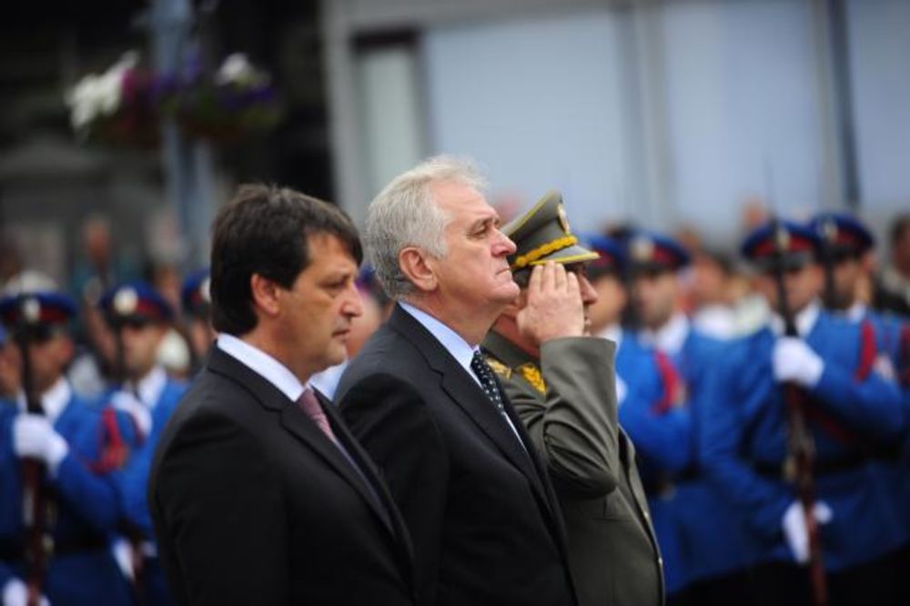 (FOTO) VIDOVDAN U KRUŠEVCU: Nikolić položio vence na spomenik Kosovskim junacima