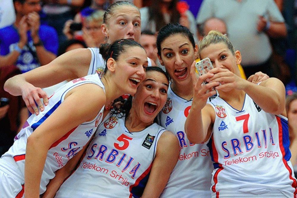 ŠAMPIONSKI SELFI: Pogledajte osmehe košarkašica koji su razgalili srpsku naciju