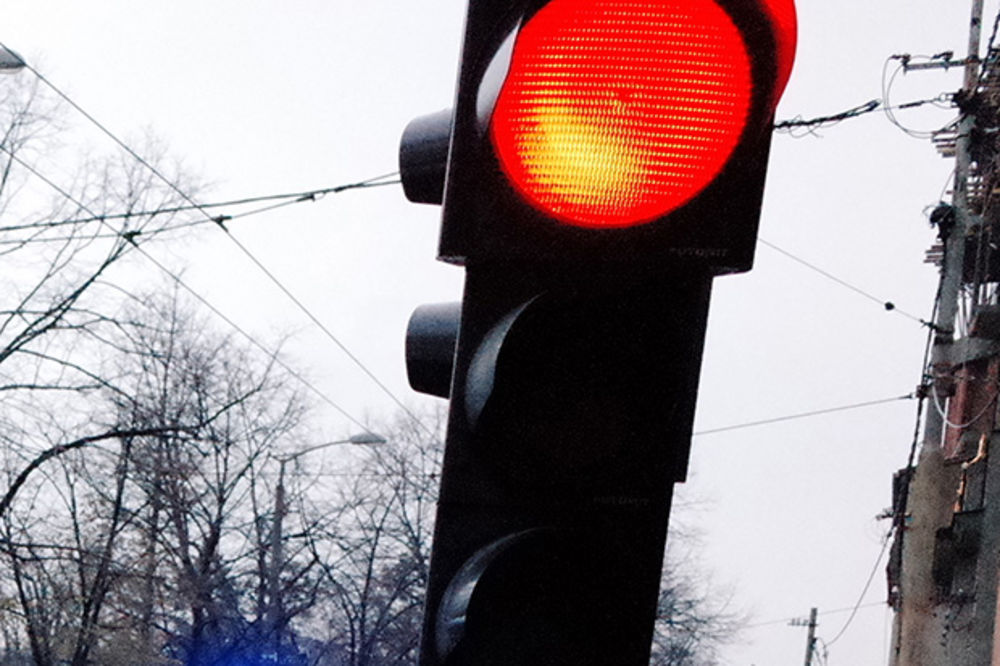 SAMO ZA VOZAČE U SRBIJI: Šokiraćete se kad saznate koliki deo života izgubite čekajući na semoforu!