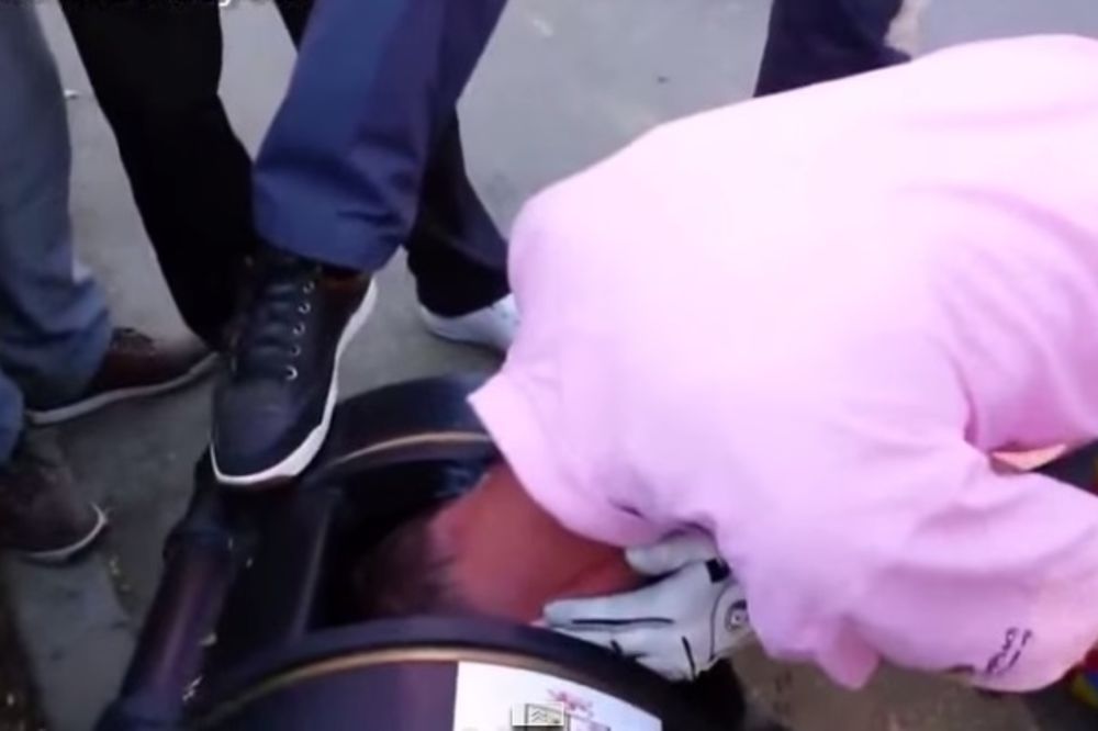 (VIDEO) ŠTA ALKOHOL URADI OD ČOVEKA: Pijanom golferu se zaglavila glava u kanti za đubre