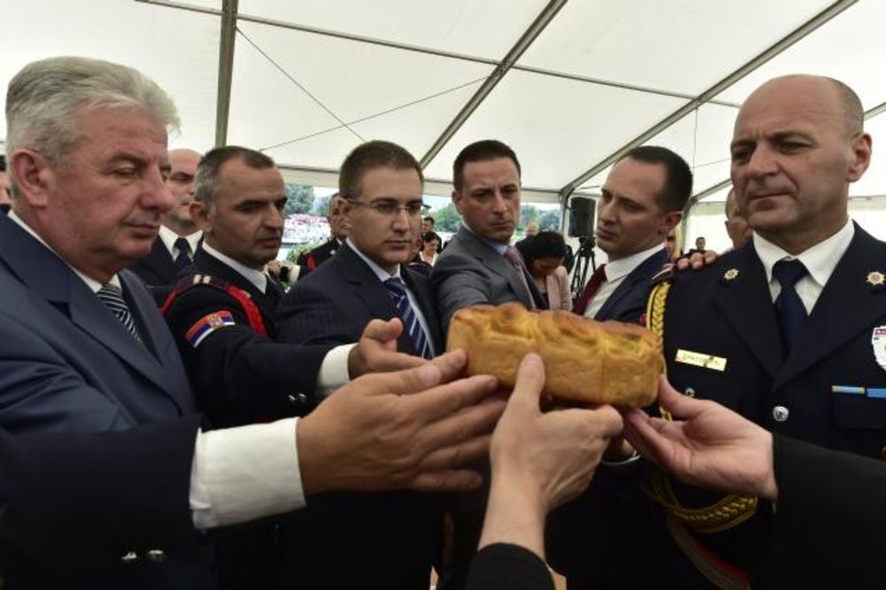 FOTO LOMILI SLAVSKI KOLAČ: Žandarmerija obeležila svoj dan i slavu