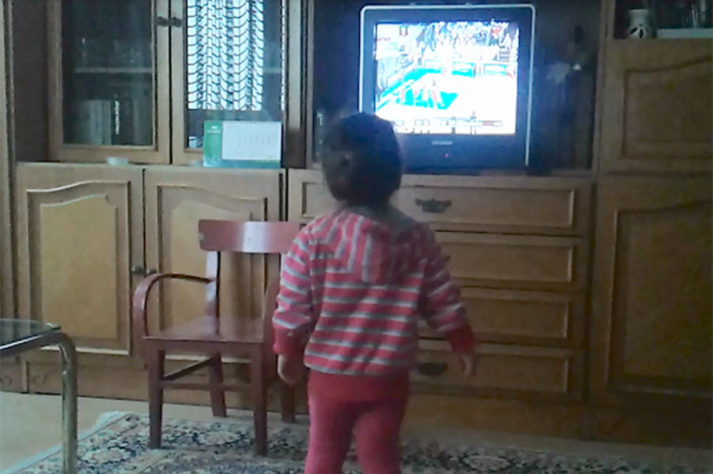 (VIDEO) PRESLATKO: Pogledajte kako ova devojčica bodri košarkašice Srbije