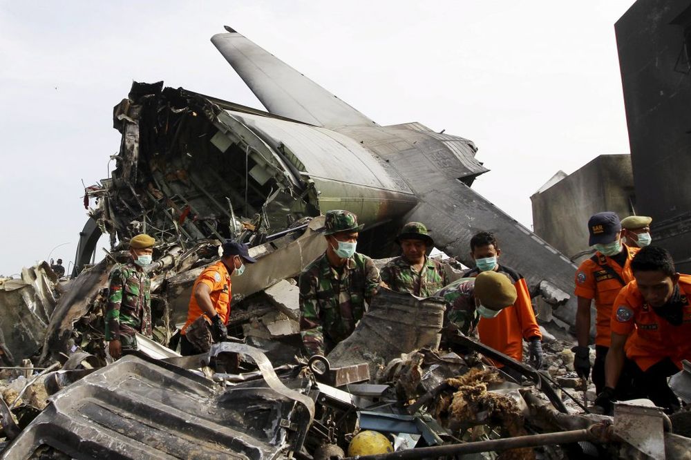 (VIDEO) NIKO NIJE PREŽIVEO: 142 poginulo u padu vojnog aviona na Sumatri