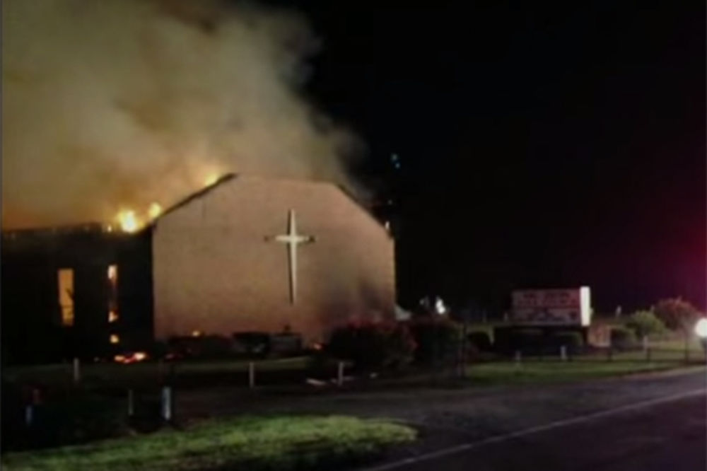 (VIDEO) KJU KLUKS KLAN DIVLJA PO AMERICI: Spalili još jednu crnačku crkvu