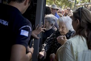 GRČKA DANAS: Redovi pred bankama, turisti otkazuju po 50.000 rezervacija dnevno