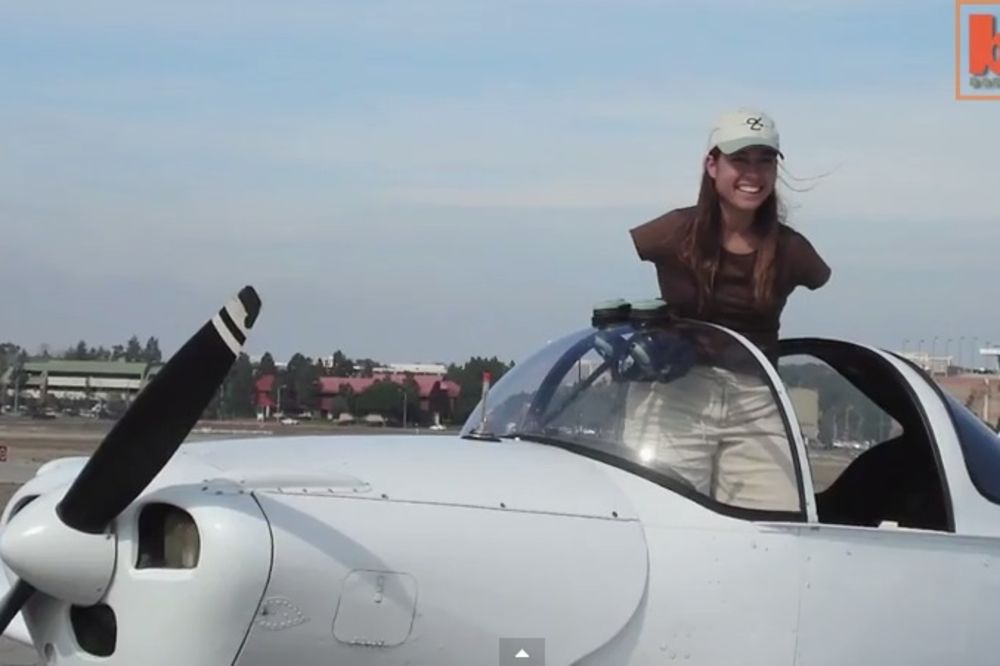 (VIDEO) SVAKA ČAST: Nema ruke, ali ima crni pojas, upravlja avionom i svira klavir