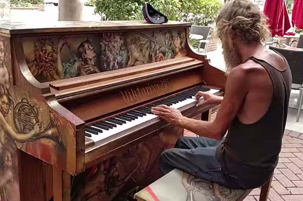 (VIDEO) OVO JE TALENAT: Beskućnik seo za klavir i oduševljava prolaznike