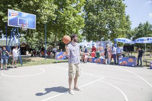 DEVOJKE, NAVALITE: Kapiten košarkaša Srbije opet slobodan