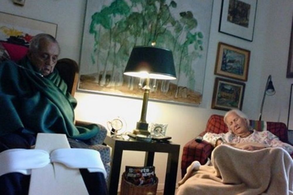(VIDEO, FOTO) DOK IH SMRT NE RASTAVI: Bili su zajedno 75 godina, umrli zagrljeni u svom domu!