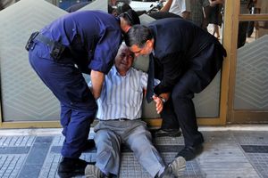 SLIKA GRČKE TRAGEDIJE OBIŠLA SVET: Policija tešila uplakanog penzionera, koji je ostao bez penzije