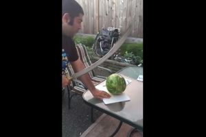 (VIDEO) Sabljom pokušao iseći lubenicu. Nije baš dobro prošlo!