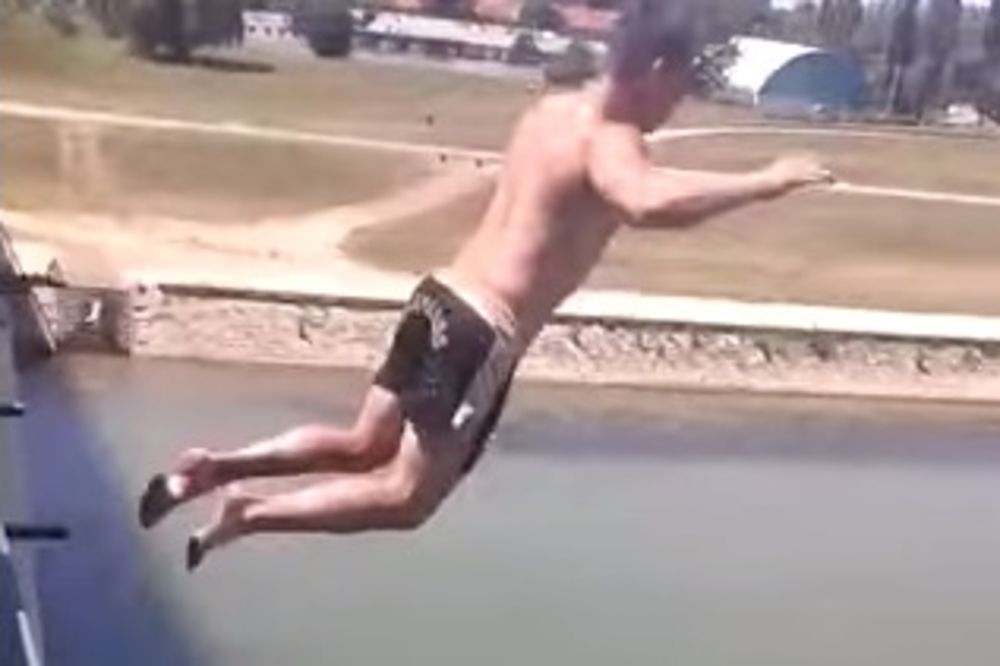 (VIDEO) NEKO MOŽE I DA NASTRADA: Tinejdžeri iz zabave skaču sa Savskog mosta