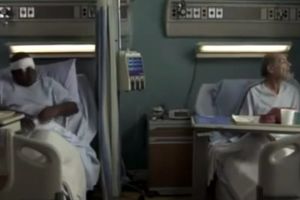 (VIDEO) Slepi pacijent zamolio sestru da pogleda kroz prozor. Ono što je usledilo će vas šokirati