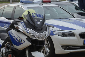 POLICIJSKA AKCIJA NA ALTINI: Specijalci upali u perionicu, niko ne sme da izađe!