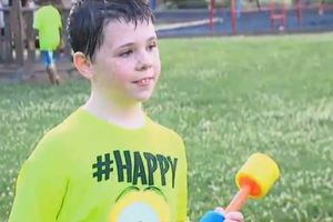 (VIDEO) DIRLJIVO: Dečaku niko nije hteo da dođe na rođendan, a onda je usledilo divno iznenađenje