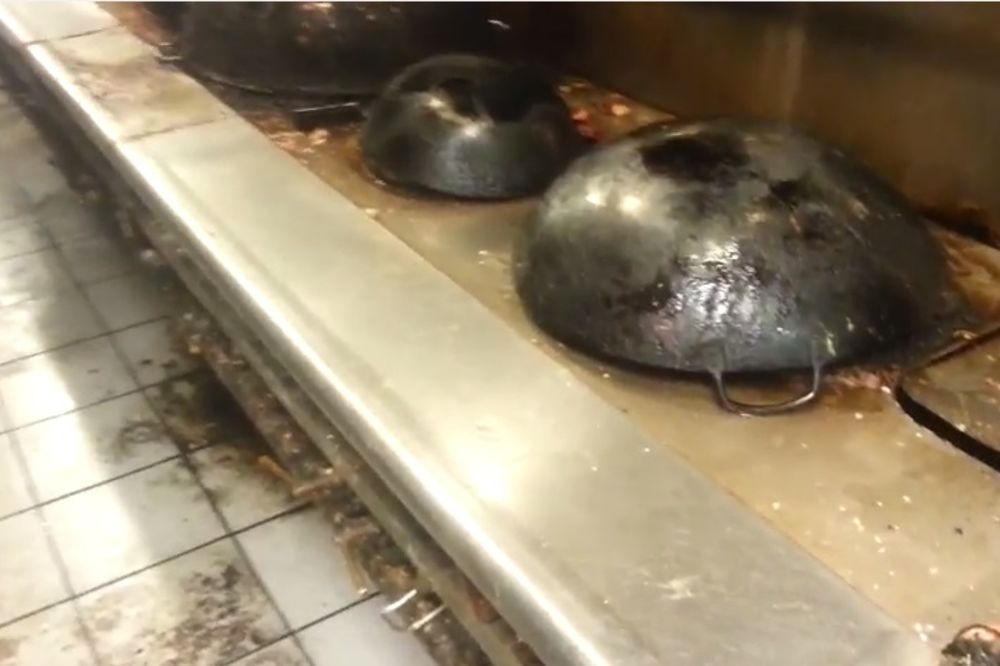 (VIDEO) KO BI SAD OVDE JEO: Snimio kako kuhinja restorana zaista izgleda, pa dobio otkaz