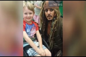 (VIDEO) UMESTO PAUZE ZA RUČAK: Zašto je Džoni Dep maskiran u pirata bio u bolnici?