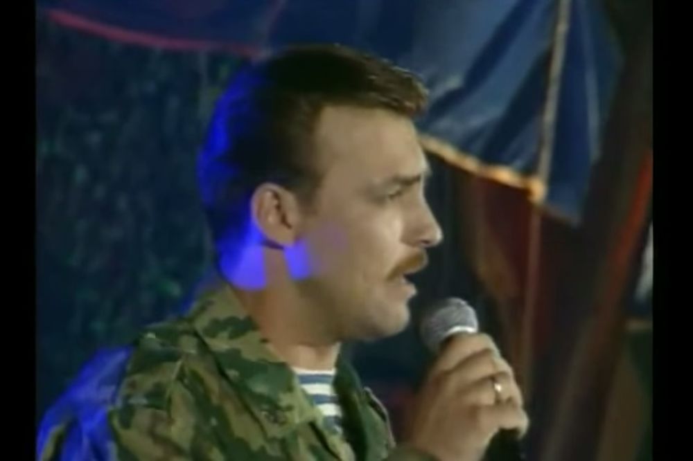 (VIDEO) DA SE NAJEŽITE: Poslušajte kako ruski vojnik peva Tamo daleko