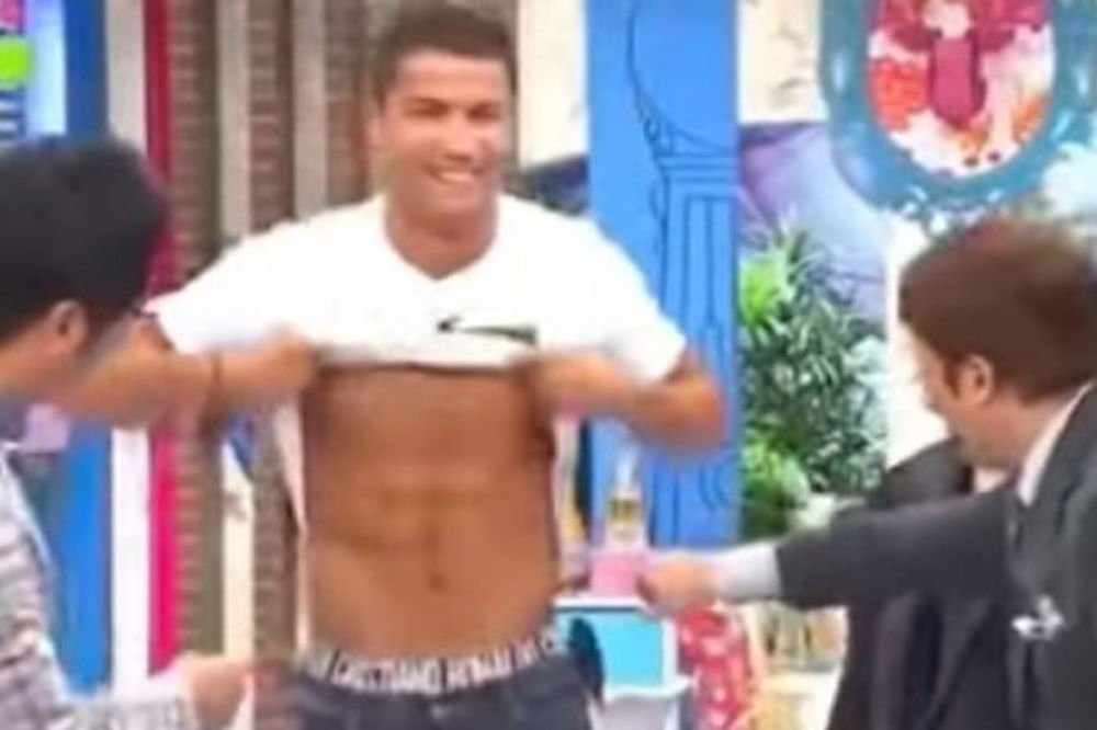 (VIDEO) KRISTIJANO BACIO JAPANCE U TRANS: Ronaldo skinuo majicu i ponosno pokazao trbušnjake