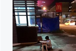 (VIDEO) SLIKA KOJA JE ZAPALILA SVET: Ovaj mali beskućnik (9) sam sedi na ulici, zapanjiće vas zašto