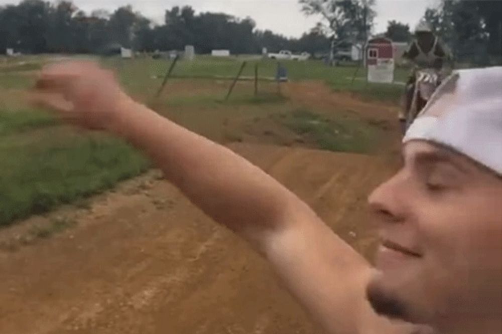 (VIDEO) ZASTRAŠUJUĆE: Pogledajte kako je prošao gledalac koji je motociklistima bacao kosku
