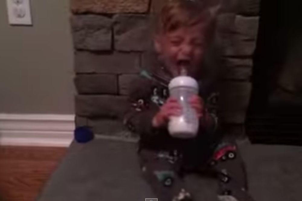 (VIDEO) MALI JE MALO NERVOZAN: Ne može se piti mleko sa teglom na glavi