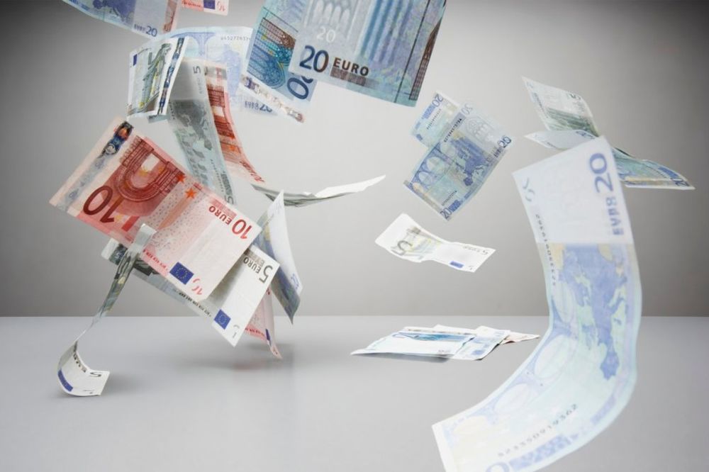 OVO SE U SRBIJI NIKAD NE BI DESILO: Izrezali novčanice u vrednosti od 20.000 evra na komade!