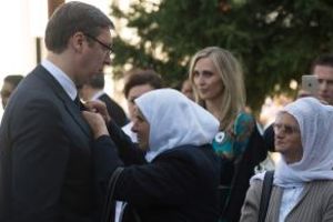 UŽIVO PREMIJER U POTOČARIMA: Vučića srebreničke majke izljubile, a okupljeni mu zviždali