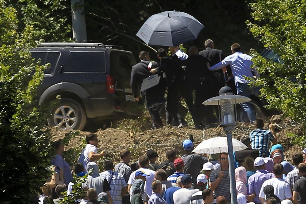 TAJM: Vučić kamenovan u Srebrenici