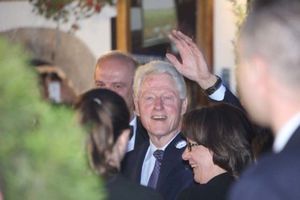 FOTO ZAVRŠILI POSAO PA NA MEZETLUK: Olbrajtova i Klinton večerali na Baščaršiji