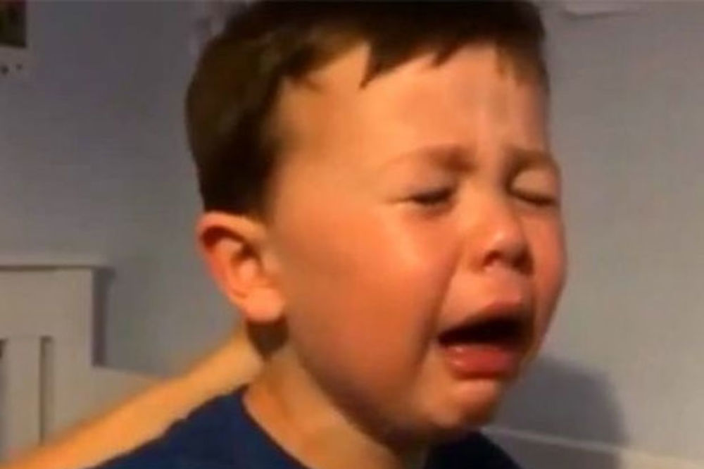 (VIDEO) SRUŠIO MU SE SVET: Dečak se rasplakao kada je saznao da Van Persi napušta Junajted!