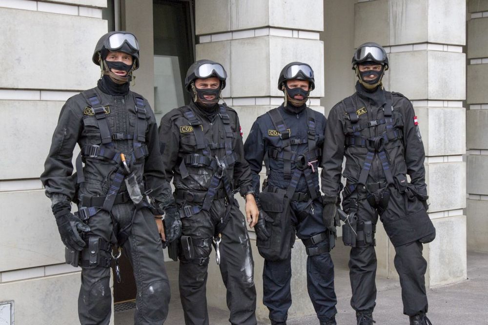 OEBS UPOZORIO AUSTRIJU: Teroristi plaćaju po 10.000 evra za policijsko oružje!