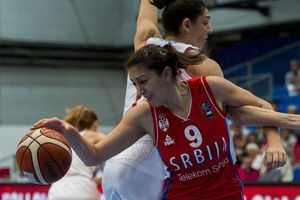 (FOTO) JELENA ODMARA NA PLAŽI: Srpska košarkašica pokazala zanosno telo