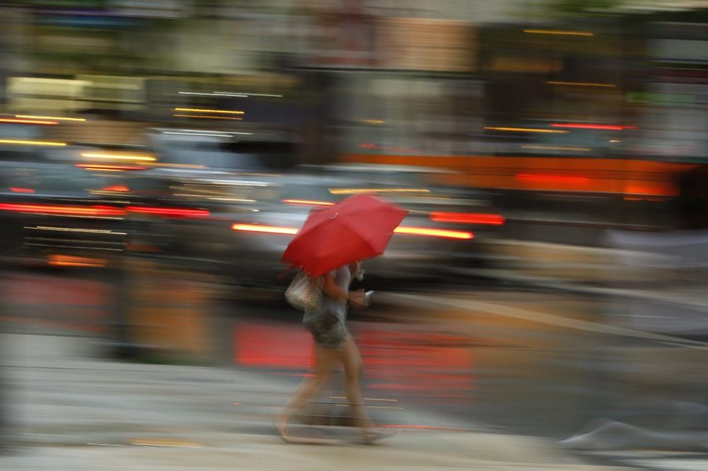 ŽUTI METEO-ALARM NA SNAZI U SRBIJI, DANAS KIŠA I SUSNEŽICA: U centru Beograda PROVEJAVA SNEG!