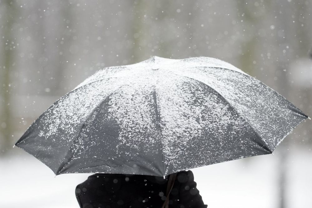 (FOTO) OBELELO U SRBIJI: Pao prvi sneg, pahulje na planinama i sutra!
