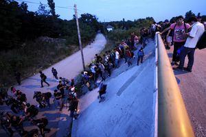 4 METRA VISINE: Mađarska počela da diže zid ka granici sa Srbijom