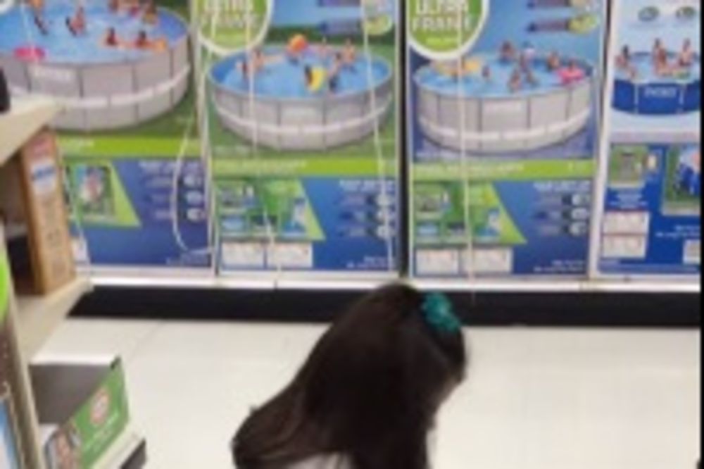 (VIDEO) EH, TAJ HULA-HOP: Pogledajte kako ova devojčica pokušava da vrti obruč