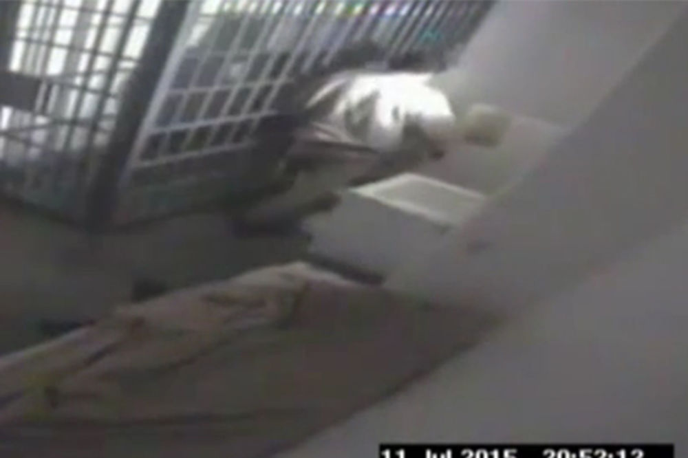 (VIDEO) ČUVARI MU DALI PREDNOST: 18 minuta im trebalo da uđu u El Čapovu ćeliju kad je pobegao!