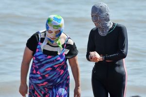 (FOTO I VIDEO) ŽENE KAO PLJAČKAŠI: Novi hit na plaži je bikini za lice!