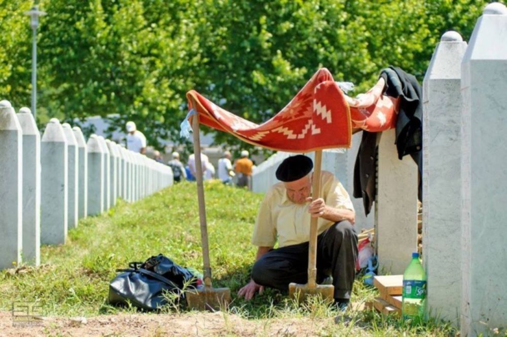 BOLNA SLIKA IZ SREBRENICE: Dedo Ismet Osmanović nije mogao da dobije suncobran jer nije VIP!