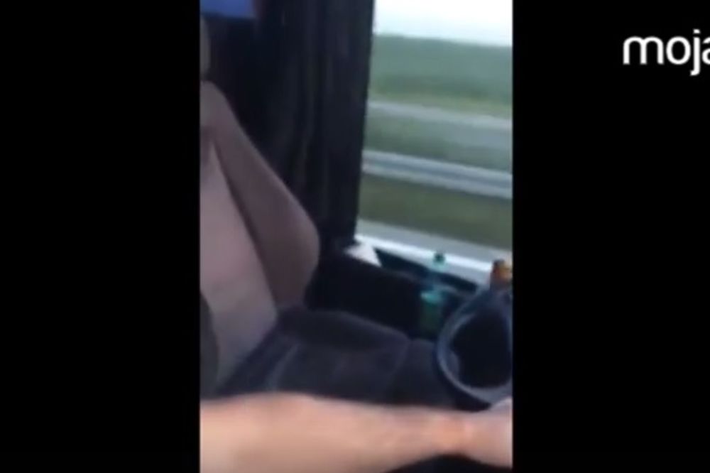 (VIDEO) SRPSKI RULET: Autobus smrti tutnji našim putevima, šofer vozi sa suvozačevog mesta!