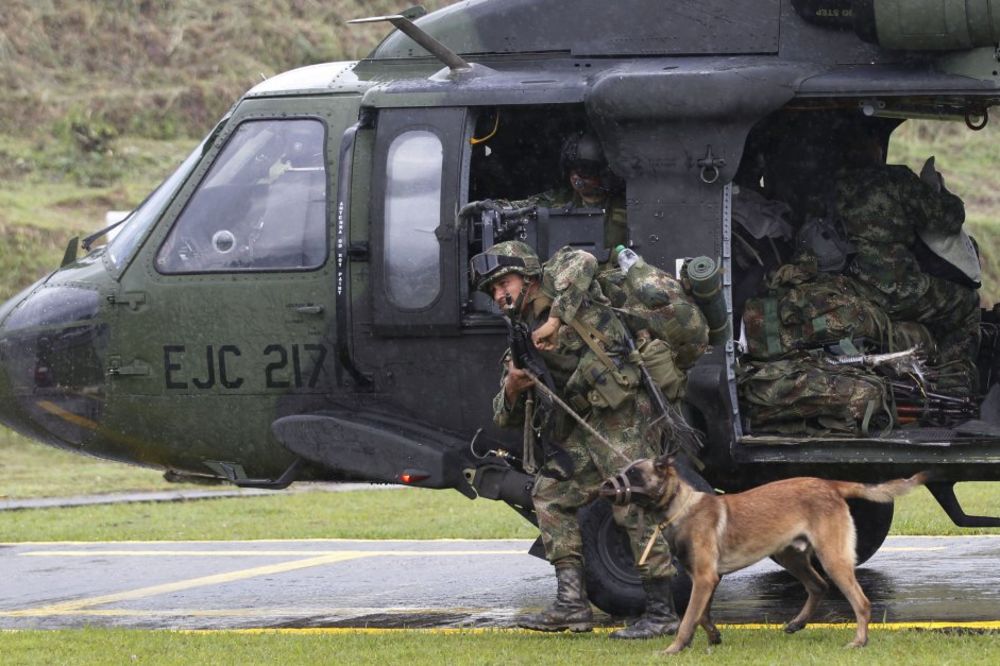 (VIDEO) DIREKTAN PRENOS SMRTI: Vojni helikopter vojske Kolumbije sleće na minsko polje