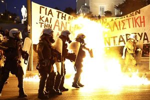 (VIDEO) HAOS U ATINI: Sukobi demonstranata i policije ispred parlamenta, Cipras poziva na jedinstvo