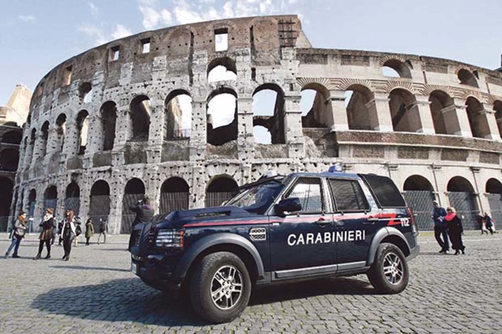 NAPAD U ITALIJI: Islamisti hteli da zakolju devojku u Koloseumu!