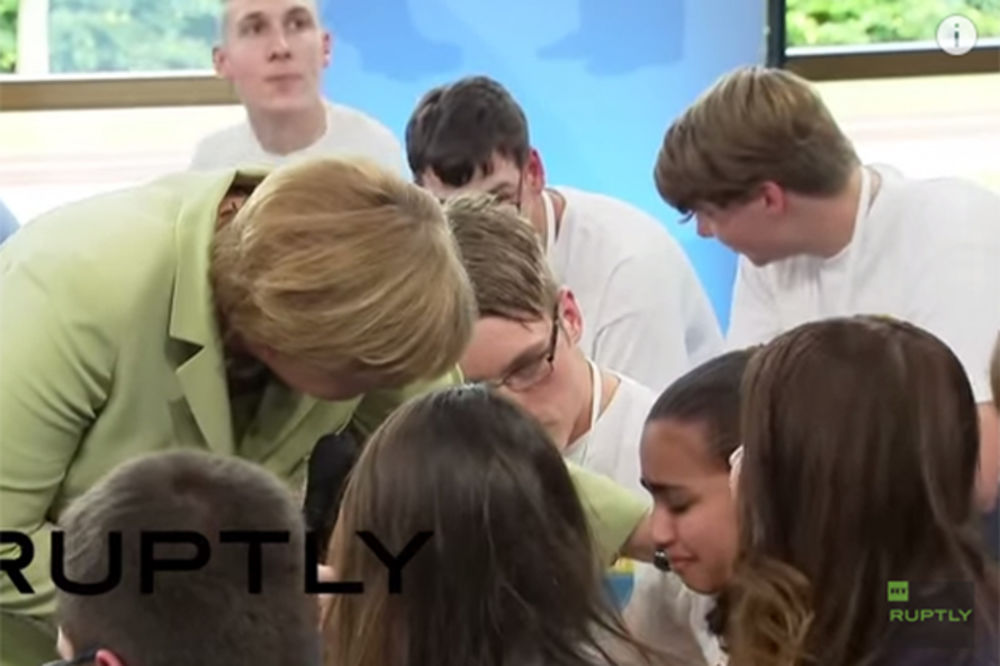 (VIDEO) ZAPALILA DRUŠTVENE MREŽE: Merkelov tešila uplakanu palestinsku devojčicu
